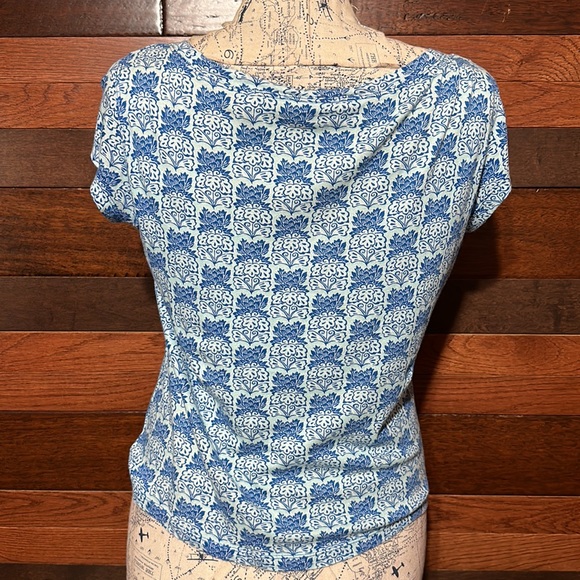 I. E Relaxed Scoop Neck Cap Sleeve Light Blue Floral Crop Top - Picture 7 of 8